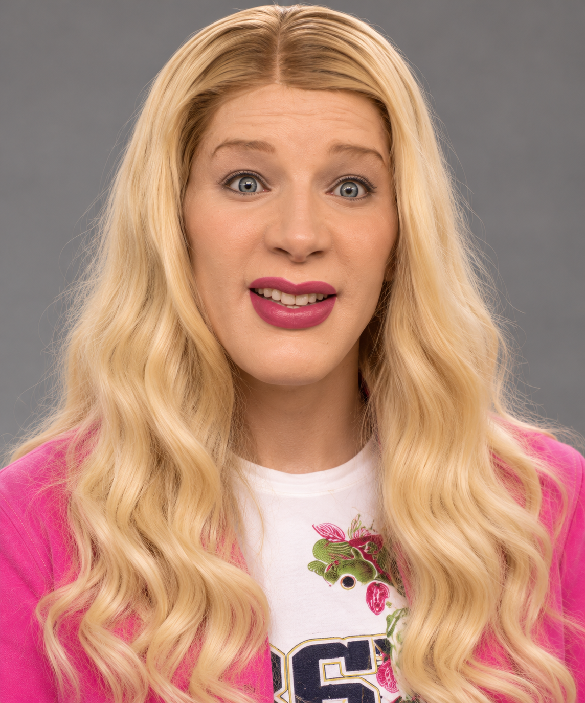 Personagem de cabelo loiro e roupa rosa